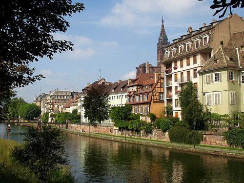 Fransa'nın başkenti Paris, ülkenin kültür ve sanat merkezi olma görevini üstlenmiş ve gerek Avrupa'nın gerekse dünyanın en önde gelen kültür merkezlerinden biri olmuş....
<br><br>
Nuray Kahraman'ın Fransa izlerimlerini ve haberde yer alan görsellerin öykülerini görmek için haberin metni düğmesini tıklayabilirsiniz...
