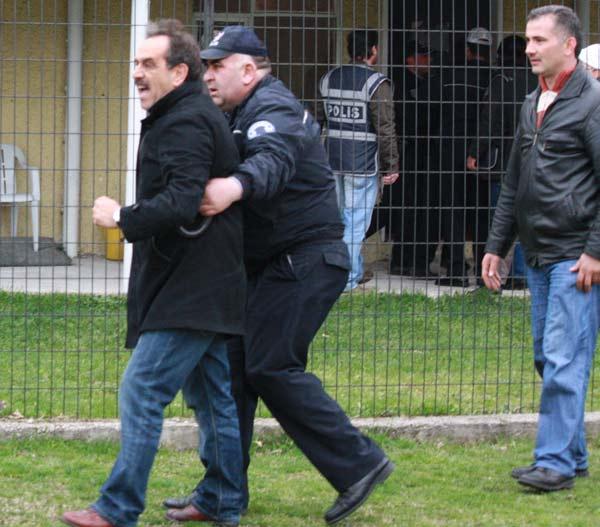 Sakarya'da oynanan Kırkpınarspor, As Akyazıspor amatör küme maçında olaylar çıktı. Akyazı Belediye Başkanı Yazıcı sahaya girip oyunculara saldırmaya kalkıştı.