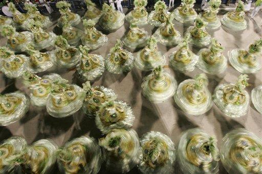 Karnavallar ülkesi Brezilya'nın en meşhur ve dünya çapında ünlü karnavalı Rio'da birbirinden renkli görüntüler ve büyük coşku yaşanıyor.