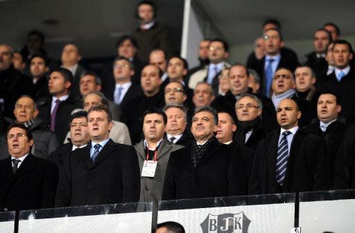 Beşiktaş'ın İnönü'de G.Birliği ile oynadığı maçı Cumhurbaşkanı Abdullah Gül de şeref tribününden izledi.