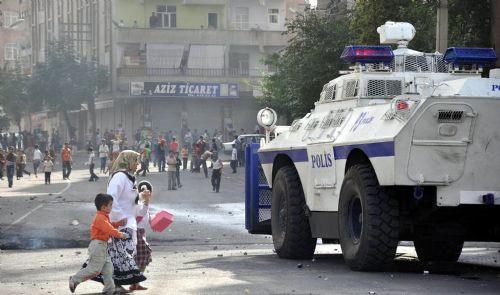 Terörist başı Abdullah Öcalan'ın yakalanışının yıldönümü nedeniyle Doğu ve Güneydoğu illerinde PKK yandaşları kepenk açmadı, açtırmadı. Yapılan eylmelere polis müdahale ederken çocuklar yine ön plandaydı