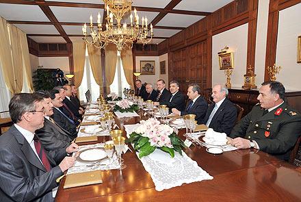 Cumhurbaşkanı Abdullah Gül, yasama, yürütme ve yargı organlarının başkanlarını 'yeni yıl' yemeğinde ağırladı.