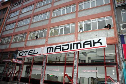 Tabelaların indirilişi sırasında otelin işletmecisi Bener Öğütçü de hazır bulundu.
Basın mensuplarının sorusu üzerine üzüntü yaşadığını belirten Öğütçü, otelin tabelalarını kendilerine ait boş bir alanda saklayacaklarını söyledi. Öğütçü, elektrik, su borcu ödenerek, diğer işlemleri yaptırıldıktan sonra binayı önümüzdeki pazartesi günü İl Özel İdaresi'ne teslim etmeyi düşündüklerini belirtti.