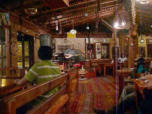 Eat Kabaklı Türkistan Çadırında tek başına bir orkestranın altından kalkmayacağı iş ve geniş repertuarı ile gönülleri fethetmeyi sürdürüyordu...