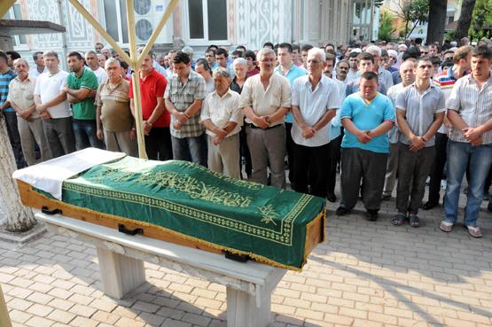 (Vefat eden Müslümanı fazla bekletmeyin, kabrine götürmekte acele edin. Kabrinde onun başucunda Fatiha, ayak ucunda ise Bekara suresinin sonunu okuyun.) [Taberani]