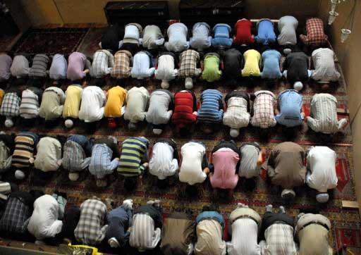 11 ayın sultanı Ramazan'ın ilk cuması nedeniyle milyonlarca müslüman camilere koştu.
