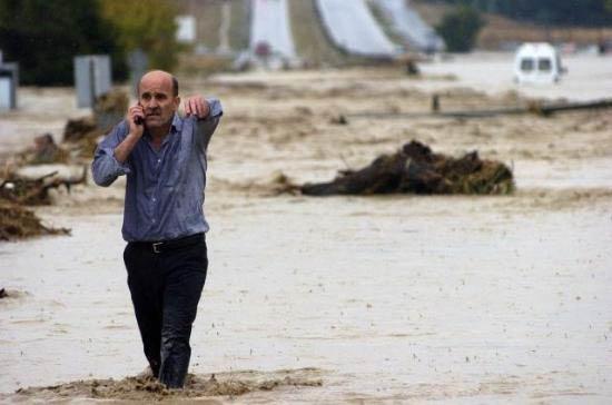 İstanbul Selimpaşa'da bir çok araç sel sularıyla birlikte denize döküldü. İki minik kardeş ise kayıp, helikopterler mahsur kalan vatandaşlar için havalandı.