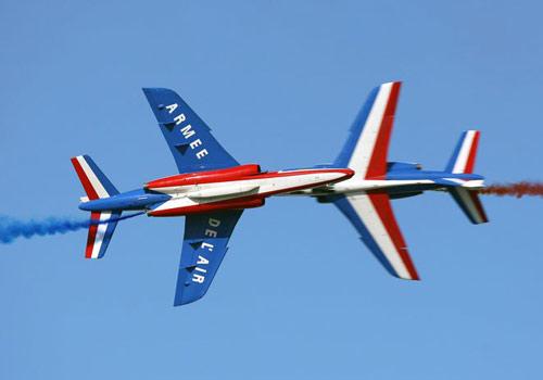 Dubai, Birleşik Arap Emirlikleri'nde gerçekleştirilen Dubai Air Show'un son gününde Fransız akrobasi ekibi, Dubai Uluslararası Havalimanı'nda izleyenlerin ağzını açık biraktıran bir gösteri düzenledi.