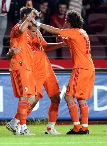 Arda sağ kanatta oynarken, Kewell ise sol kanatta görev yaptı.