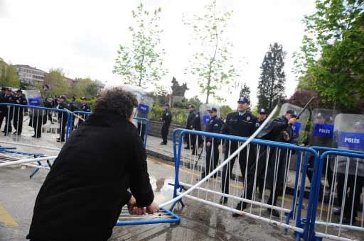 Ankara'daki 1 Mayıs kutlamalarının yapılacağı Sıhhiye Meydanı'na girişlerdeki arama noktasında polis ile göstericiler arasında arbede çıktı. Polis olayları yatıştırmak için havaya ateş açtı.