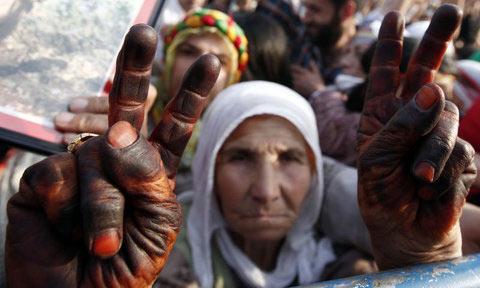 Kendilerine "barış grubu" diyen 34 PKK'lıyı karşılamak için Diyarbakır'da dün akşam onbinlercu kişinin katıldığı bir miting düzenlendi. Grubun alana girişi sırasında sloganlar atıldı, meşaleler yakıldı.