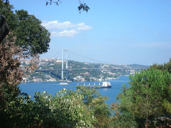 G&uuml;zelliklerin ardında g&uuml;zellik, &ouml;n&uuml;nde ve ardında ayna olan bir nesne gibi i&ccedil;i&ccedil;e ge&ccedil;miş harikalar diyarıdır İstanbul.