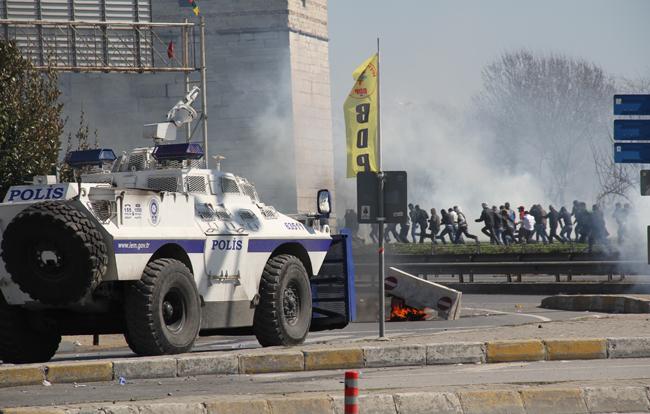 Denize atladı, çıkıp gazetecileri taşladı<p>
<p/>Grubun dağılışı sırasında bir kişi denize atladı. Milletvekili Sakık'ın da sahile gelerek denizden çıkmasını istediği gösterici, gözaltına alınmaması halinde çıkabileceğini söyledi. Emniyet güçlerinin de gözaltına almayacağını söylediği gösterici, denizden çıktıktan sonra basın mensuplarına taş atarken, elinde bir de bıçak olduğu görüldü. Bu gösterici daha sonra diğer grupların arasına girerek kaçtı.