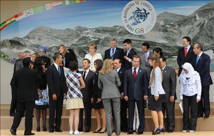 G-8 toplantısı, liderlerin aile fotoğrafı çektirmelerinin ardından İtalya Başbakanı Berlusconi'nin düzenlediği bir basın toplantısıyla sona erdi. Zirveye liderlerin çapkın bakışları damga vurdu.