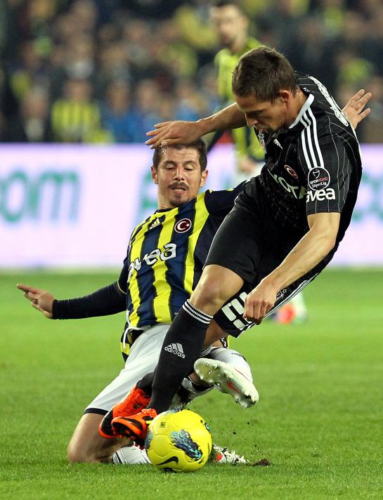 Biz Beşiktaşı Güneşli Günlerde Bulmadık ki,
Karanlık Çökünce Terk Edelim!