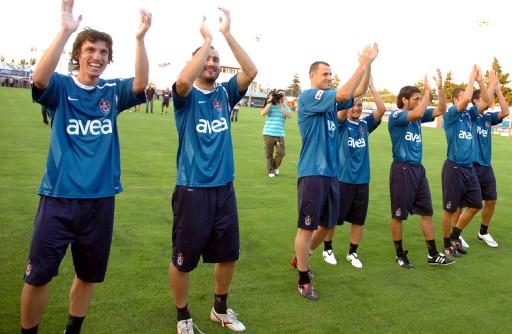 Trabzonspor, 2008-2009 sezonu hazırlıklarına, bugün yaptığı antrenmanla başladı. İşte flaş transferlerle Yanal yönetimindeki sezonun ilk idmanından kareler: