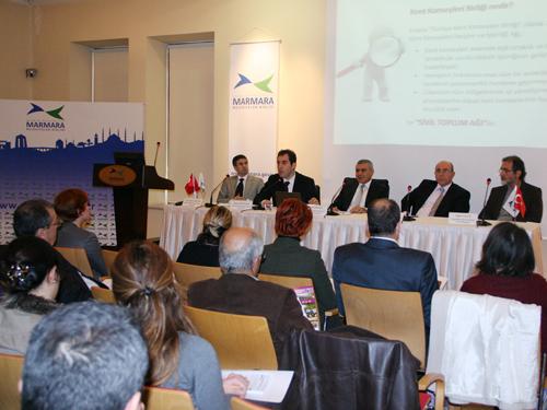“KENT KONSEYLERİNDEN ÇEKİMEYE GEREK YOK”
Aynı zamanda Marmara Üniversitesi Yerel Yönetimler ve Mahalli İdareler Öğretim Üyesi olan Marmara Belediyeler Birliği Genel Sekreteri Doç. Dr. Recep Bozlağan’sa, “Bütün iç sıkıntılarına rağmen kent konseylerini destekliyorum. Bazı belediye başkanlarının Kent Konseylerinden çekindiklerini görüyorum. Kent Konseylerinden korkmamıza gerek yok. Sağlıklı işleyen bir kent konseyi, belediyeye ve başkana her konuda büyük fayda sağlar” diye konuştu.
Program kapsamında, Bursa Kent Konseyi Genel Sekreteri Enes Battal Keskin, Kocaeli Kent Konseyi Genel Sekreteri Sedat Yücel ve Çanakkale Kent Konseyi Başkanı Selim Yavuz da konuşma yaptı. Türkiye Kent Konseyleri Birliği Dönem Başkanı Necati Binici, yakın gelecekte Doğu Anadolu, Güneydoğu Anadolu ve Akdeniz Bölgesi’nde yer alan 29 ili kapsayan Kahramanmaraş toplantısının yapılacağını açıkladı.