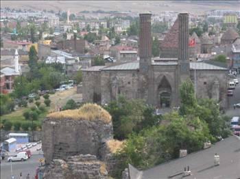 <p>ERZURUM Ardı Rum kelimesinden gelir. Yani Rum toprağı demektir. Diğer bir rivayete göre de Selçuklular buraya Erzen-Rum demişlerdir. Erzen darı demektir. Şehir o zamanlar bir tahıl ambarı olarak kullanılmıştır.</p>