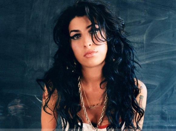 <p> <br> İngiliz şarkıcı Amy Winehouse İngiltere'deki evinde ölü bulundu.