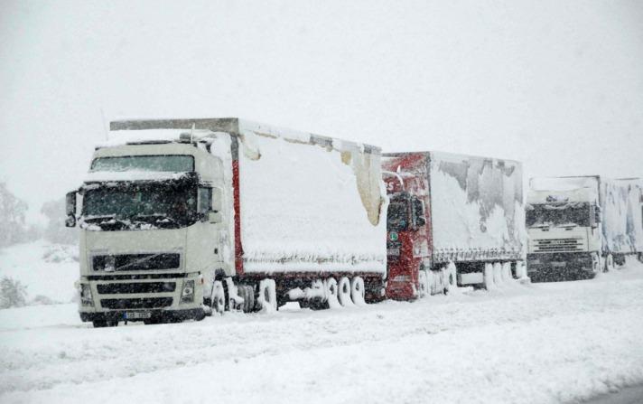 Edirne'de soğuk hava ve kar yağışı yaşamı olumsuz yönde etkiliyor. Sabah saatlerinden itibaren tipi şeklinde başlayan kar yağışı, kent merkezi ile Lalapaşa, Havsa, Süloğlu ve merkez ilçeye bağlı köylerde etkili olmaya başladı.