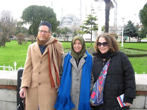 Yaklaşık 35 yıl önce Müslümanlığı seçen Amerika'lı Van Hattum ailesi, hayatlarını İslam'ı öğrenmeye ve anlatmaya adadı. Türkiye ve Yunus Emre aşığı Amerikalı aile, Avrupa ve Amerika'yı Yunus Emre ilahileri okuyarak İslam'a davet ediyor.