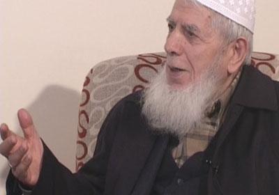 Mehmed Kırkıncı Hoca
Kırkıncı Hoca, Üstad Bediüzzaman'ı ziyaretindeki intibasını şöyle anlatmaktadır: Üstadı hem büyük bir dikkatle dinliyor, hem de kendisini hayran hayran seyrediyordum. Konuşurken sağ elini yer yer sol dizine hafifçe vuruyordu. Her hareketi bir zarafet ve nezaket içindeydi. Tecessüm etmiş bir nur gibiydi. Sanki insanları tenvir için âlem-i Nurdan rûy-i zemine inmiş bir cism-i latif idi. Mübarek çehrelerinden tecelli eden letafet nurunu görünce basiretim öyle açıldı ki, hissiyatım üzerine çöken gaflet bulutları birden bire zail oldu. Üstada dikkatle baktım. Sermedi bir nur ile tenevvür eden bu çehrede cihanı tenvir edecek bir güç, bir kuvve-i kudsiye açıkça hissediliyordu. O anda, vücuduma bir hiffet, ruhuma bir inşirah, idrakime bir intibah geldi.
Yaşlı olmasına rağmen bir delikanlı kadar zindeydi. Kendinde yorgunluktan hiçbir eser görünmüyordu. Rengi hafif pembeydi. Boyu, ortanın üstündeydi. Zarif bir endamı vardı. Başındaki sarık adeta bir saâdet tacı, bir marifet sembolüydü.
Bu helaket ve felâket asrının, onun yaşlanmış omuzlarına yüklediği, onca ıstırap ve meşakkat, belini bükememiş, endamını eğememişti. Dudaklarında tatlı bir tebessüm, gözlerinde şefkat pırıltıları vardı. Kaşlarında ise, heybetli bir celadet hâkimdi. Ensesinde ve şakaklarında aşağı doğru dökülen gür ve beyaz saçları dikkatimi çekti.
Onun bir asra yakın çektiği çileler, ıstıraplar ve meşakkatler vücudundaki mevzun insicamı zedeleyememiş, sadece saçlarını ağartmıştı.
