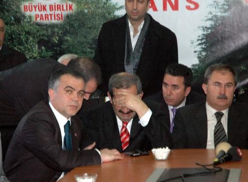 Büyük Birlik Partisi (BBP) Genel Başkanı Muhsin Yazıcıoğlu'nun memleketi Sivas'ta yas var. Gözü yaşlı Sivas halkı, işyerleri ve araçlarının camlarına Yazıcıoğlu'nun posterlerini astı ve karalara büründü.