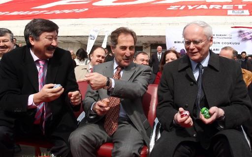 Dün gece başlayan Nevruz Bayramı kutlamaları çerçevesinde Ankara'da Atatürk Kültür Merkezi bahçesinde resmi tören yapıldı. Kültür ve Turizm Bakanı Ertuğrul Günay ve ABD Büyükelçisi Jeffrey yumurta tokuşturdu ve ateşin üstünden atladı.