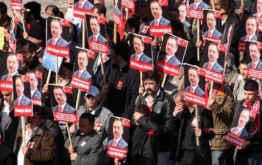 Helikopter kazası sonucu hayatını kaybeden BPP lideri Muhsin Yazıcıoğlu'nu milyonlar uğurladı. Devletin tam kadro olduğu törende izdiham vardı.