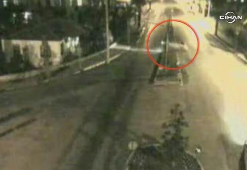 Muğla'nın Fethiye ilçesinde meydana gelen trafik kazasında karşı şeride geçerek takla atan araçta bulunan 3 kişi yaralandı. Kaza anı MOBESE kameraları tarafından saniye saniye kaydedildi.