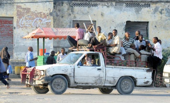 Somali'de çoğu zaman hayvanlarla yolculuk yapan halk, otobüs içinde yolculuk yapınca fazla para ödediklerinden dolayı tehlikeli yollara başvuruyor.

Ücretlerin Türk parası karşılığı 1 TL'ye yakın olduğu minibüs yolculuğundan kapıdan sarkarak ya da aracın üzerine binerek gidenler ise sadece 50 Kuruş ödüyor.