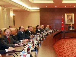 Partinin kuruculardan Recep Tayyip Erdoğan, Abdullah Gül, İdris Naim Şahin, Binali Yıldırım ve Bülent Arınç partinin önde gelen isimleri arasında yer alıyor. Bünyesinde, Millî Selamet Partisi-Refah Partisi-Fazilet Partisi (Millî görüş), Anavatan Partisi (Turgut Özal'a yakın isimler), ve Adalet Partisi-Doğru Yol Partisi (merkez sağ) kökenli isimleri barındırmaktadır.