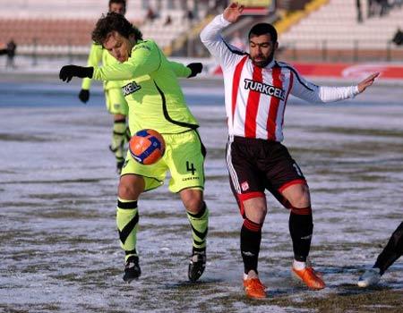 Sivasspor'un Denizlispor'u 1-0 mağlup ettiği Türkiye Kupası maçında Musa'nın yerine İsrailli Balili'nin oyuna girmesinden sonra bir grup taraftar, ''Kahrolsun İsrail, yaşasın Balili'' şeklinde tezahürat yaptı.