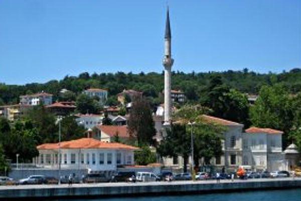 11- Emirgan Hamid-i Evvel Camii: Sabancı Müze-si'nin hemen yanında, iki katlı, tek minareli, kiremit örtülü bir yapı Emirgan Camii. 1782 yılında Abdülhamit tarafından inşa edilmiş. Günümüze ulaşmayan hamam, fırın ve değirmenle birlikte bir külliye şeklindeymiş zamanında. Şimdi yalnızca çeşmesiyle ayakta.