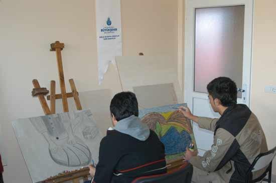 Dört yıl önce sokaklardan alınarak İSMEM'e getirilen ve önceki gün eğitim, rehabilitasyon ve meslek edindirme süreçleri sona eren 8 genç, iş hayatına atılarak yeniden sosyal yaşamın içerisine katıldı. Gençlerin mezuniyetleri, düzenlenen törenle kutlandı.