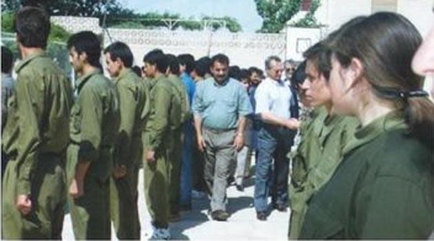 Terörist başı Abdullah Öcalan'ın bilinmeyen fotoğrafları... Öcalan'ın plajda ve kaldığı villanın havuzunda yüzerken, futbol oynarken, kadın teröristlerle doğum günü kutlarken görüntüleri çıktı.