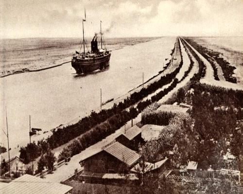 <p><strong><span style="color: #0000ff;">Süveyş Kanalının Açılmasından Sonra</span></strong></p>
<p>Buharlı gemilerin ortaya çıkışı ve 1869 yılında Süveyş Kanalının açılmasıyla hac yollarında önemli değişmeler meydana geldi. Karadan deve kervanlarıyla yolculuk, yerini büyük ölçüde deniz ulaşımına bıraktı.</p><br><br>
<p>İlk buharlı gemiler Süveyş'le Mekke'nin limanı olan Cidde arasındaki yolculuklarına 1858 yılında başladılar. Süveyş Kanalının açılmasından sonra Anadolu ve Rumeli hacıları artık deniz yolunu kullanır oldular. İstanbul'dan hareket eden gemilerle yola çıkan hacılar, Cidde'de karaya çıkarak iki gün istirahat ettikten sonra deve veya merkep kervanlarıyla Mekke'ye hareket ediyorlardı. Şam yolu artık eski ehemmiyetini kaybetmiş, 1882 yılında bu yolu yalnızca 4000 hacı kullanmıştı. Artık mahmil devesi bile dönüş yolunu denizden yapıyordu.</p><br><br>
<p>Sultan İkinci Abdülhamid Han döneminde askerî nakliyatın yanı sıra hac yolculuğunu kolaylaştırmak üzere Hicaz Demiryolu yaptırılmıştı. 1908 yılında Medine'ye ulaşan demiryolunun daha sonra Mekke'ye ve oradan da Cidde'ye kadar uzatılma planı Abdülhamid Han'ın tahttan indirilmesi ve devletin dağılış sürecine girmesiyle mümkün olmamıştı. Açıldığı tarihten bilitibar Hicaz Demiryolunu kullanarak binlerce hacı mukaddes topraklara ulaşmıştı.</p>