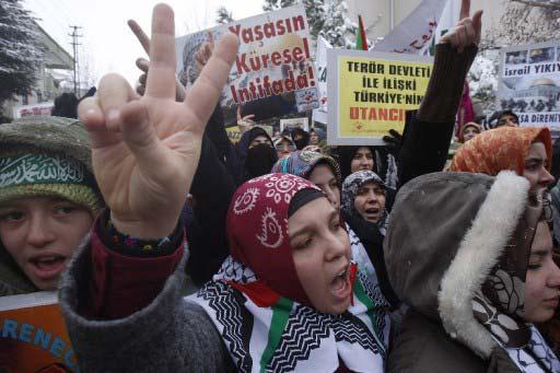 İsrail'in Gazze'ye yönelik acımasız saldırıları Türkiye'nin pek çok kentinde ve Orta Doğu'da protesto edildi. Protestolardan kareler...