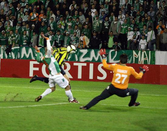 Sivasspor, Ankaraspor ve Beşiktaş'ın ardından Türkiye Kupası'nda son yarı finalist Bursaspor'u yenen Fenerbahçe oldu