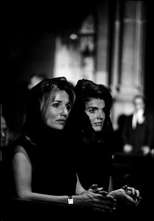 Robert Lebeck (Jackie Kennedy ve Lee Radzwill, Robert Kennedy'nin tabutu başında)