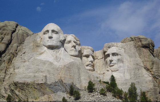 <p><br /><strong><span style="color: #0000ff;">2) Mount Rushmore Milli Anıtı, Kilit Taşı, G&uuml;ney Dakota<br /></span></strong>&nbsp;<br />Amerika'nın en etkili başkanları, bir granit dağ y&uuml;z&uuml;ne oyularak heykelleri yapılmış ve m&uuml;hendislik alanında olağan&uuml;st&uuml; bir başarı elde edilmiştir. Yılda 2 milyondan fazla insan buraya gelerek bu g&ouml;rkemli yeri ziyaret ederler.</p>