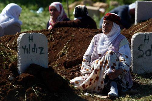 Mardin'in Mazıdağı ilçesi Bilge köyündeki saldırıda ölen 44 kişiden 39'unun cenazesinin defnedildiği mezarlıktan ağıtlar yükselmeye devam ediyor. İşte yürek burkan kareler...