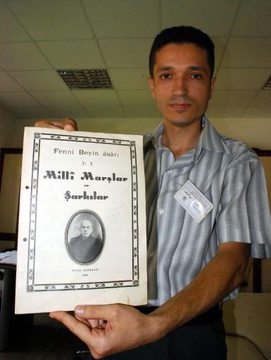 Bir öğretmenin internetten satış yapan sahaftan satın alıp Konya Bölge Yazma Eserler Kütüphanesi'ne teslim ettiği belgelerde, 1925 yılında gerçekleştiren İstiklal Marşı Beste ve Güfte Yarışması'na ait şartname, başvuru dilekçeleri ve çok sayıda şiirin yer