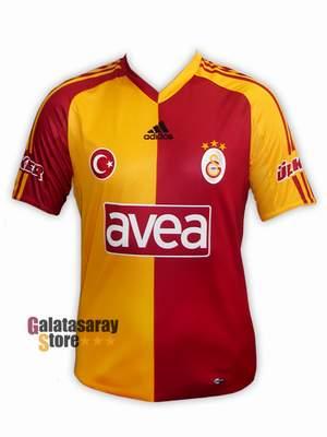 Galatasaray'ın yeni sezonda giyeceği formalarönceki gün Topkapı Sarayı'nda yapılan baloda tanıtıldı. En çok ilgiyi de ilk kez giyilecek olan turuncu formaya oldu.