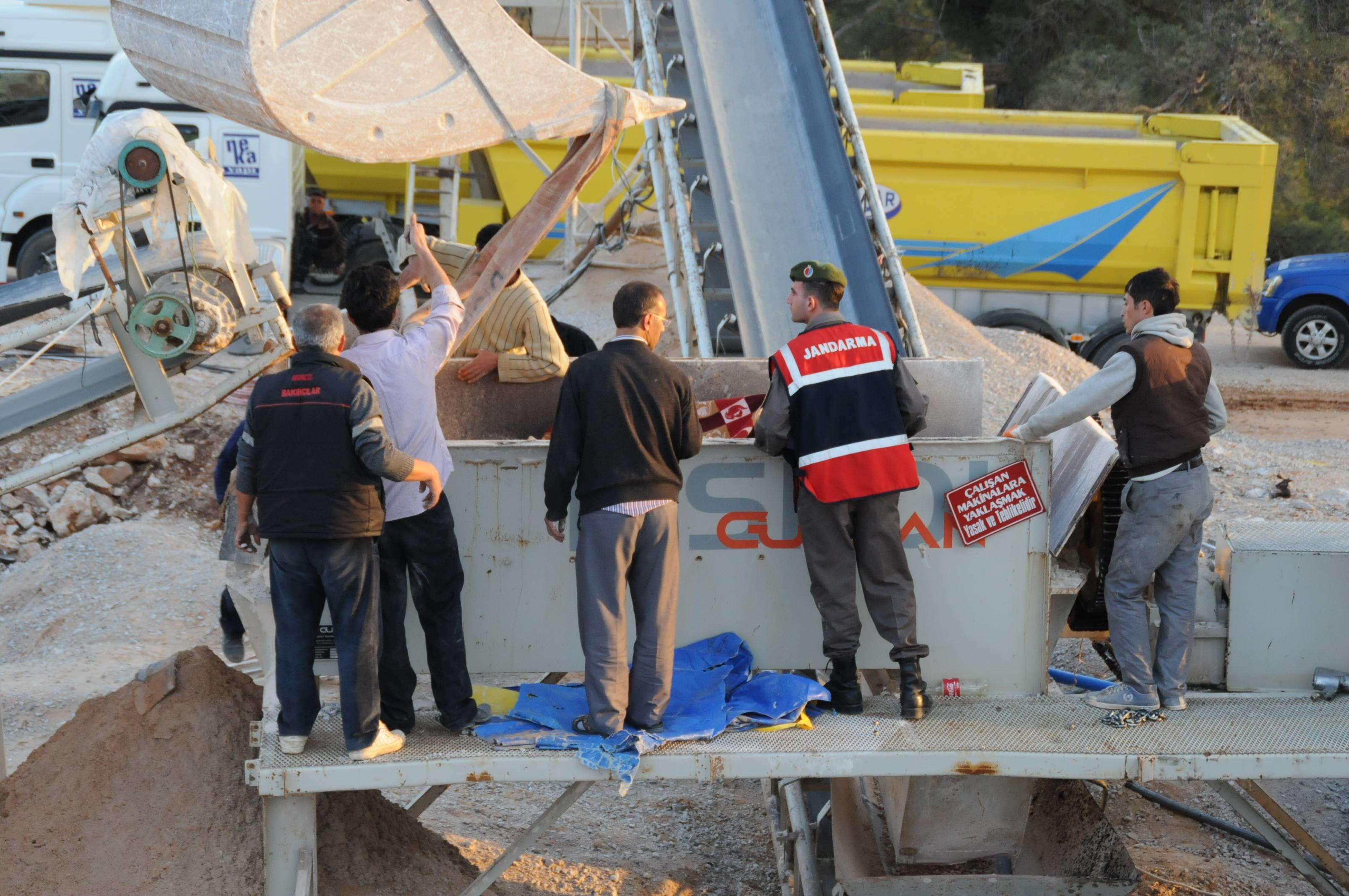 Bunun üzerine olay yerine gelen jandarma ekipleri bölgede güvenlik şeridi oluşturdu. Savcının talimatı ile mikserin içine sıkışan Tahir Yılmaz’ın cesedi sıkıştığı yerden çıkarılarak Fethiye Devlet Hastanesi morguna kaldırıldı.