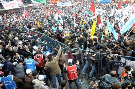 TÜRK-İŞ, DİSK ile KESK öncülüğünde Kadıköy'de düzenlenen mitingde TÜRK-İŞ'e bağlı Türk Metal Sendikası ile DİSK'e bağlı Birleşik Metal-İş Sendikası üyeleri arasında arbede yaşandı.