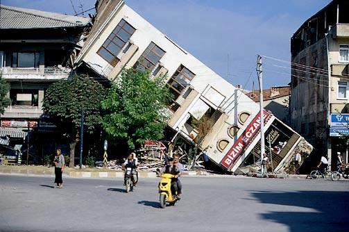 1 Kasım 1995 - Dinar: 5,9 büyüklüğündeki depremde ölü sayısı 94.