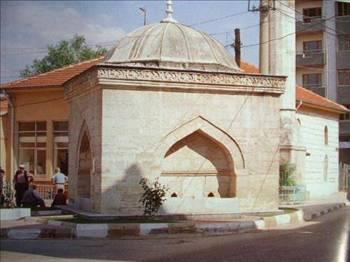 <p>KIRIKKALE Kırıkköyü ile kentin merkezinde bulunan Kaletepe'nin kısaltılarak birleştirilmesinden ortaya çıktığı söylenir. Bu ismin halk tarafından yakıştırıldığı kanaati yaygın olmakla beraber bölgenin ismi Osmanlı arşiv belgelerinde "Kırıkkal" şeklinde geçmektedir. Akıncıların hücum ettiğini duyan bizans kale komutanı, bütün barut dolu fıçıları mağlubiyete düştüklerinde havaya uçurulmasını emreder, nitekim düşündüğü gibide olur ve fıçılarla birlikte herşey yerle bir olur.şehrin ismi Şehitlerin kahramanlıklarını ve kimliklerini ifade etmektedir.</p>