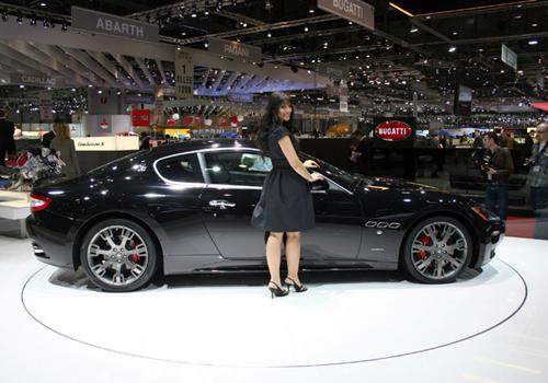 Mevcut Maserati modellerinin tasarımlarına paralel biçimde aracın hemen fark edilmesini sağlayan sportif ve çarpıcı bir tasarıma sahip Maserati GranTurismo S Automatic, yeni tip kapı eşikleri ve Trident tasarımlı yeni tip 20 inçlik jantlarıyla farklılaşıyor.