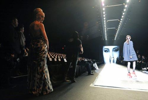 Stefani mankenlerini show boyunca izledi.